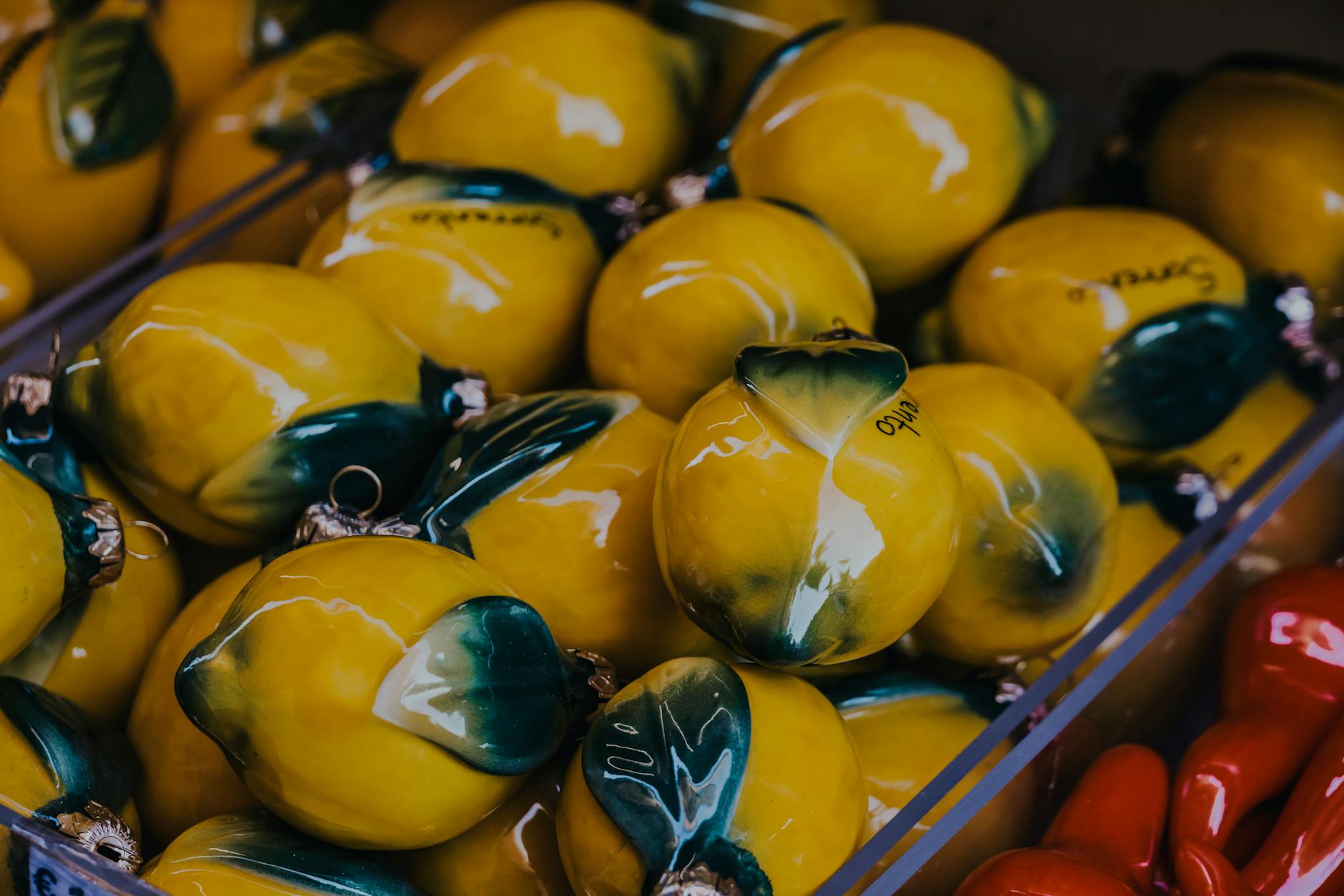 Vibrador amarillo de silicona rodeado de plátanos pelados sobre fondo amarillo, representando placer sin presión